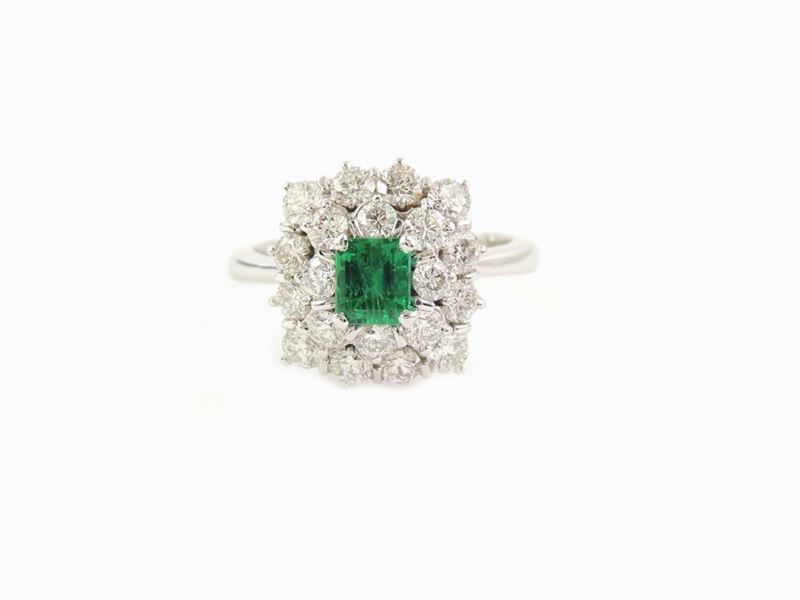 Anello in Oro Bianco con Diamanti e Smeraldo