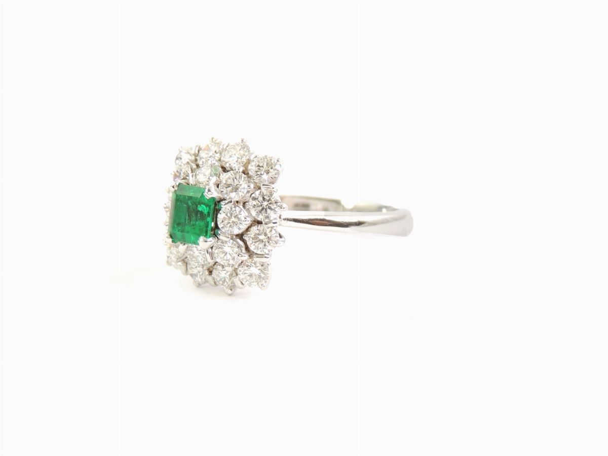 Anello in Oro Bianco con Diamanti e Smeraldo