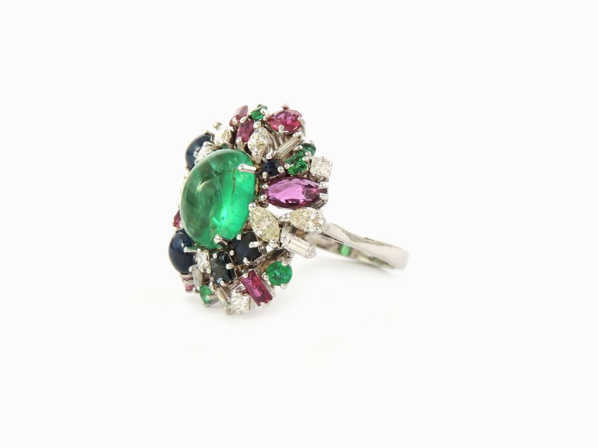Anello "tutti Frutti" in Oro Bianco, Diamanti, Smeraldi, Rubini e Zaffiri