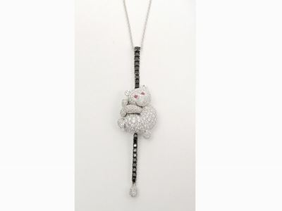Pendente Animalier in Diamanti Incolori e Neri con Ctena in Oro Bianco
