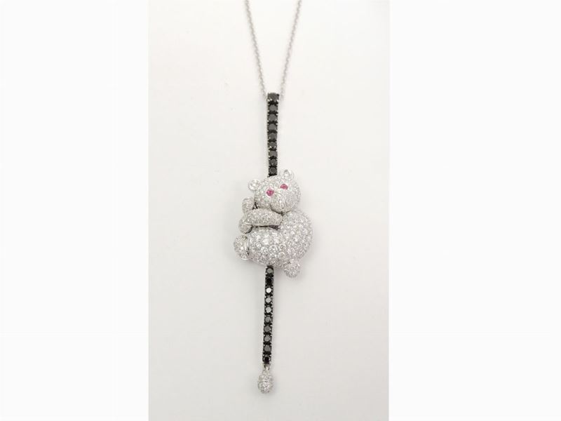 Pendente Animalier in Diamanti Incolori e Neri con Ctena in Oro Bianco