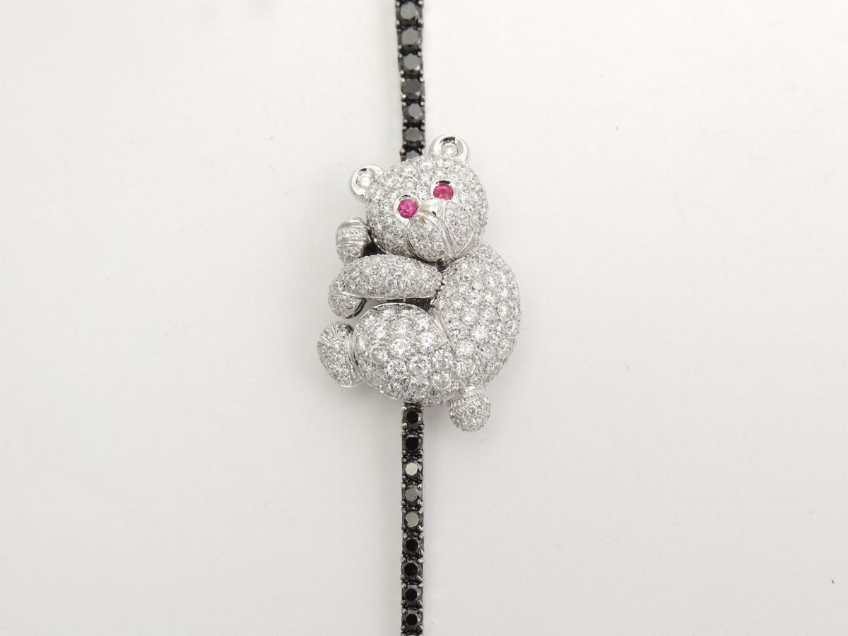 Pendente Animalier in Diamanti Incolori e Neri con Ctena in Oro Bianco