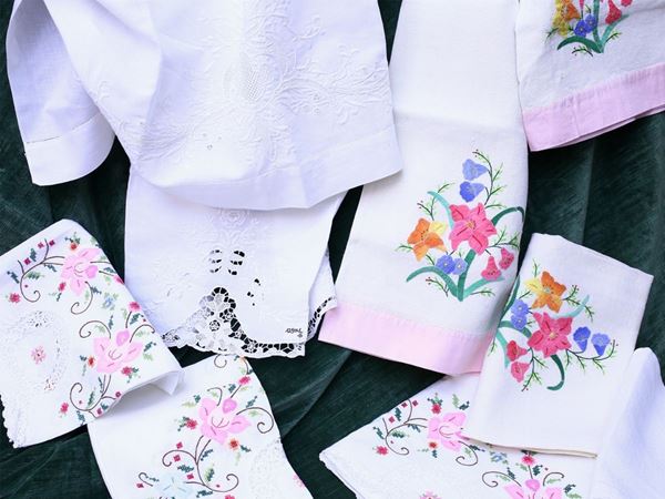 Lotto di 17 asciugamani ricamati in lino e cotone