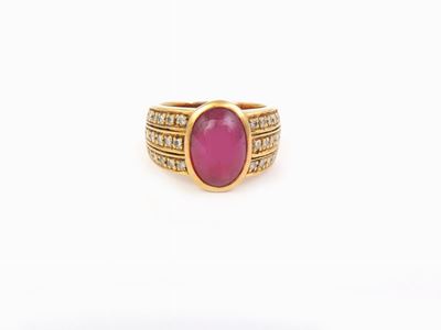 Anello in Oro Giallo con Diamanti e Rubino