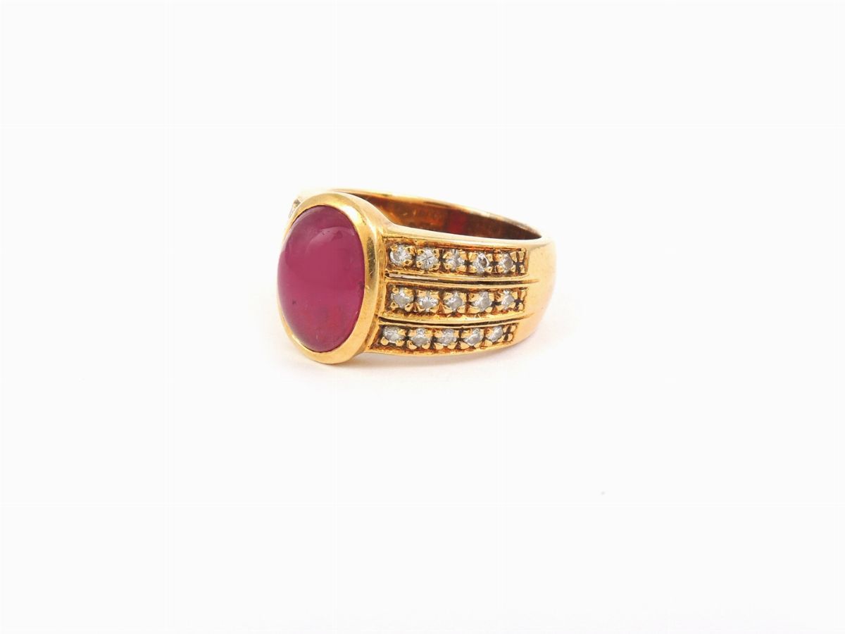 Anello in Oro Giallo con Diamanti e Rubino
