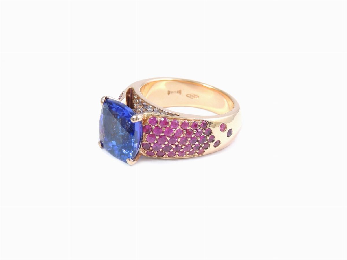 Anello in Oro Rosa con Diamanti, Rubini e Tanzanite