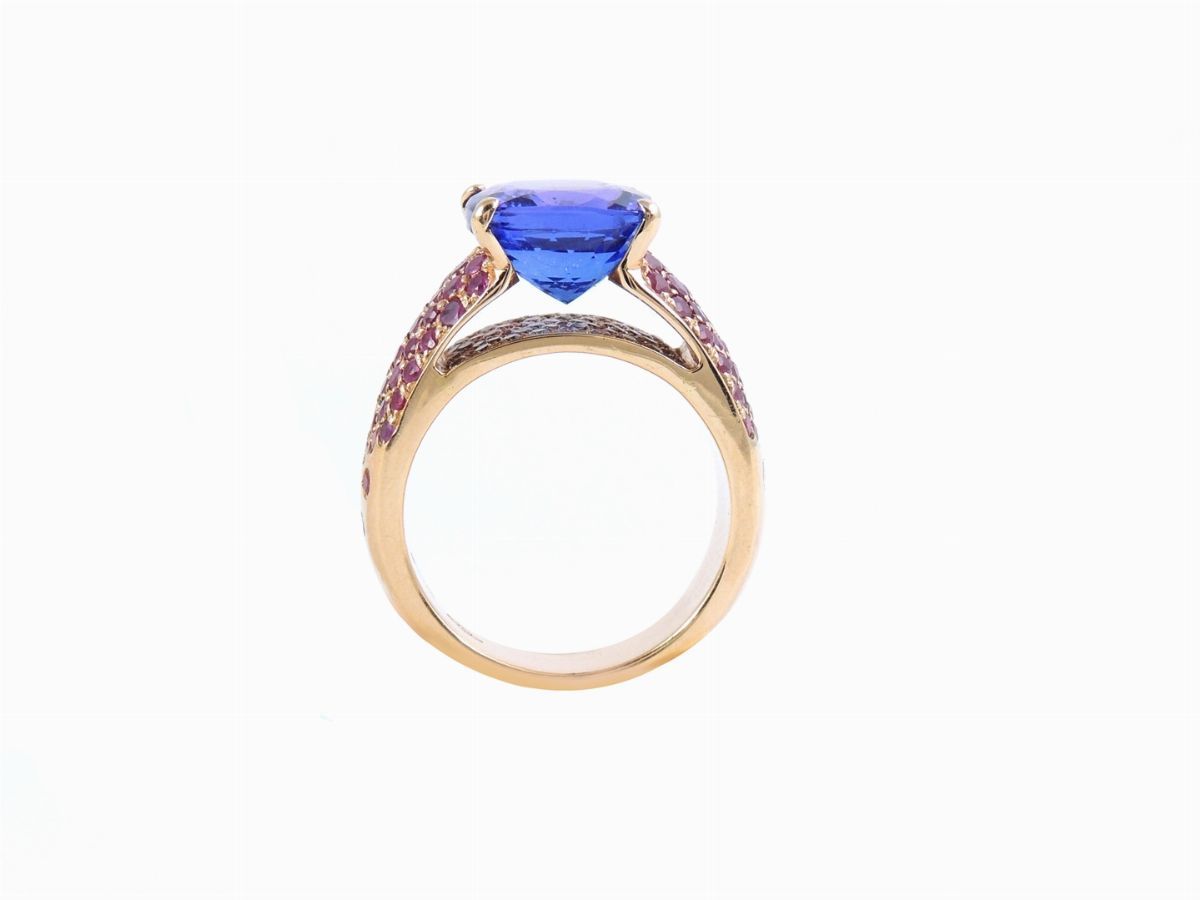 Anello in Oro Rosa con Diamanti, Rubini e Tanzanite