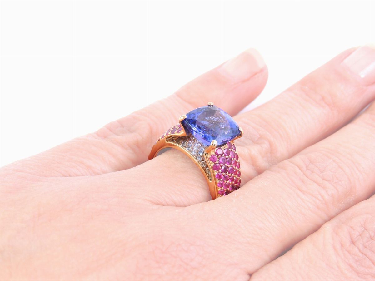 Anello in Oro Rosa con Diamanti, Rubini e Tanzanite