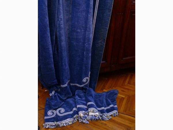 Coppia di tende in velluto azzurro  - Asta La casa fiorentina del soprano Marcella Tassi - Maison Bibelot - Casa d'Aste Firenze - Milano