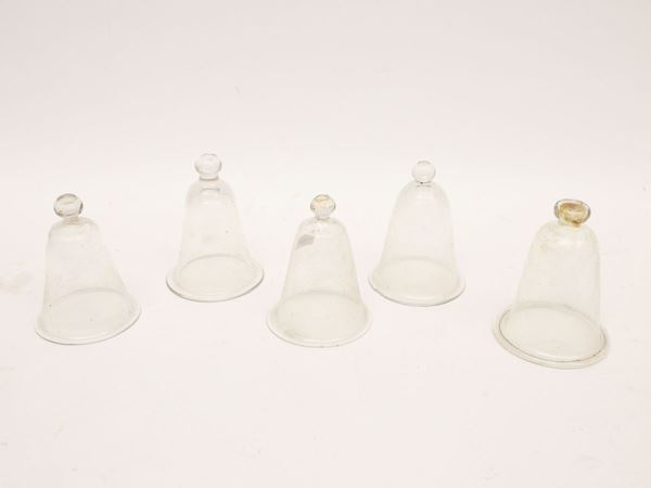 Serie di piccole campane in vetro soffiato  - Asta Arredi e Dipinti Antichi da un appartamento fiorentino - Maison Bibelot - Casa d'Aste Firenze - Milano