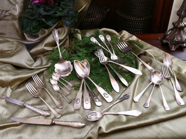 A micellaneous silver plated cutlery lot