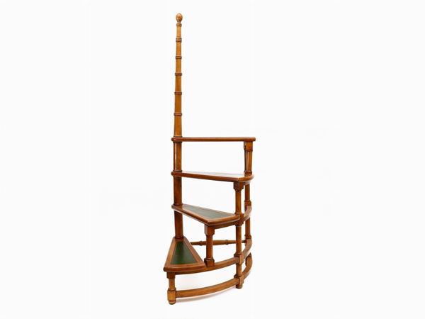 A walnut small spiral library ladder  (early 20th century)  - Auction The florentine house of the soprano Marcella Tassi - Maison Bibelot - Casa d'Aste Firenze - Milano
