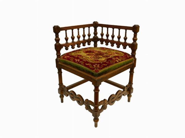 A small walnut corner armchair  (early 20th century)  - Auction The florentine house of the soprano Marcella Tassi - Maison Bibelot - Casa d'Aste Firenze - Milano