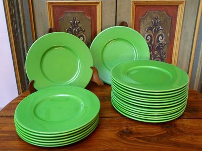 Serie di Venti Sottopiatti in Terraglia Smaltata Verde di Este