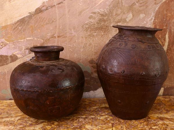 Due antichi vasi in rame