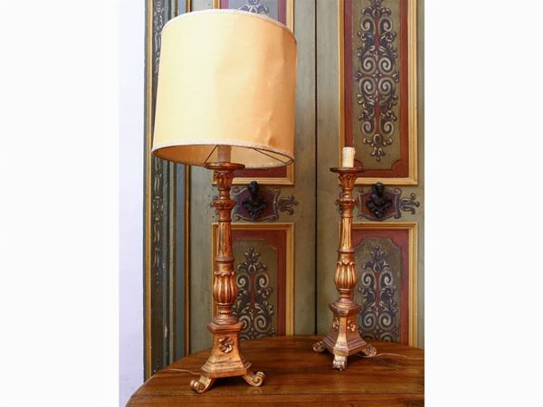 A pair of giltwood and curved wooden table lamp