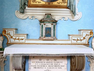 Gradino D'altare in Legno Laccato Bianco e Lumeggiato in Oro
