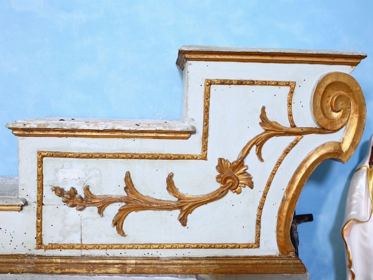Gradino D'altare in Legno Laccato Bianco e Lumeggiato in Oro