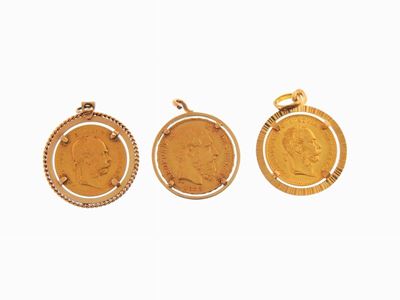 Tre Monete di Vari Stati con Montature in Oro