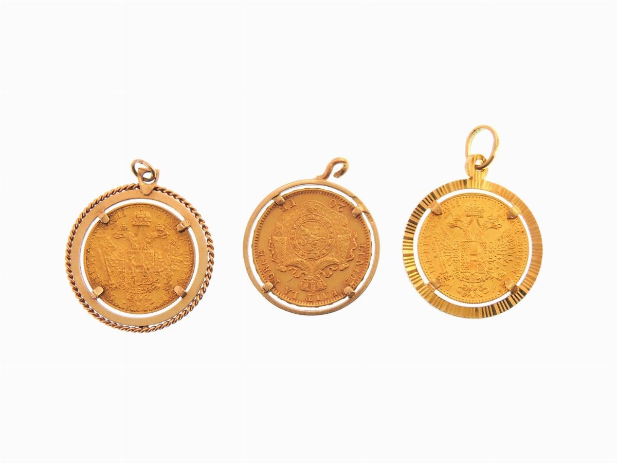 Tre Monete di Vari Stati con Montature in Oro