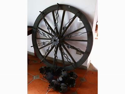 Grande Lampadario Realizzato con una Ruota di Carro