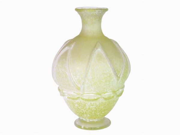 Un vaso in vetro scavo sui toni del giallo  (Murano, anni '70)  - Asta Only Glass - Maison Bibelot - Casa d'Aste Firenze - Milano