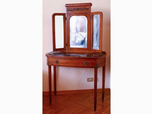 A satinwood toilette  (early 20th century)  - Auction Furniture and Paintings from Palazzo al Bosco and from other private property - Maison Bibelot - Casa d'Aste Firenze - Milano