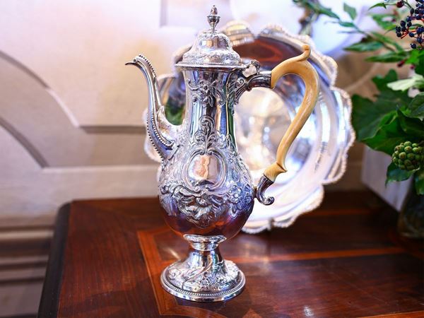 A silver coffee pot  (Newcastle, J. Langlands & J. Robertson I, 1788-89)  - Auction Furniture and Paintings from Palazzo al Bosco and from other private property - Maison Bibelot - Casa d'Aste Firenze - Milano