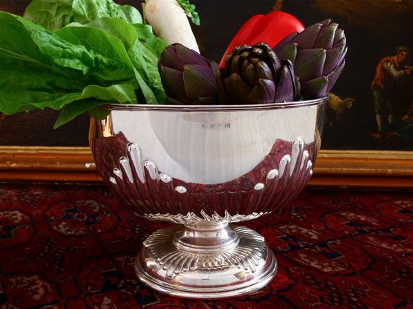 A large silver centerpiece bowl  (Jason Dixon & Sons, 1897)  - Auction Furniture and Paintings from Palazzo al Bosco and from other private property - Maison Bibelot - Casa d'Aste Firenze - Milano