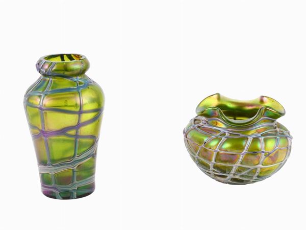 Due vasetti in vetro di diversa forma