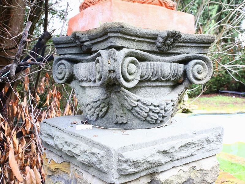 Coppia di Capitelli in Pietra Serena