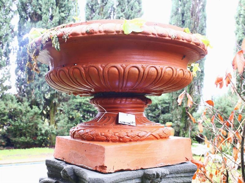 Coppia di Vasi a Coppa da Giardino in Terracotta