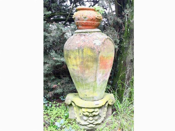 A large garden vase base  - Auction Furniture and Paintings from Palazzo al Bosco and from other private property - Maison Bibelot - Casa d'Aste Firenze - Milano