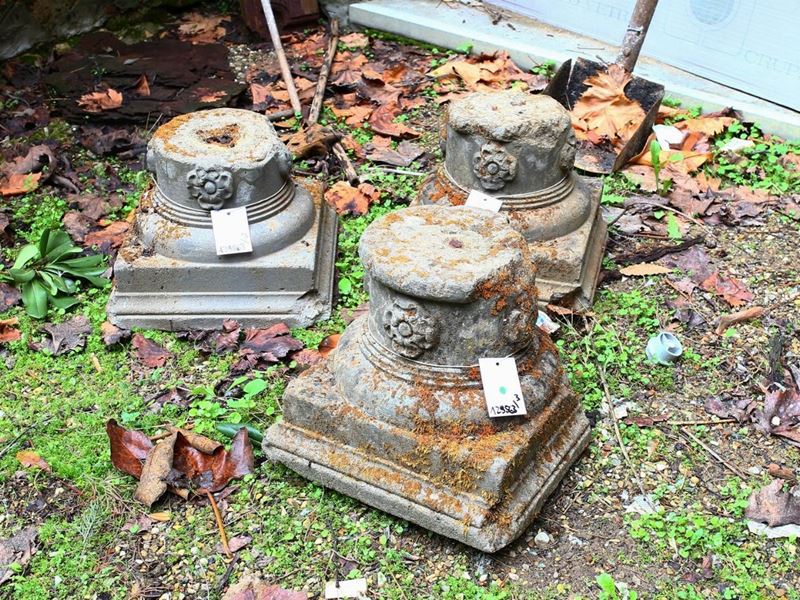 Tre Capitelli Decorativi da Giardino