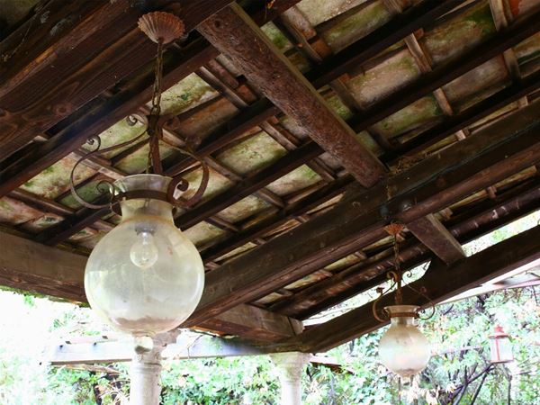 Coppia di lanterne da giardino in ferro battuto