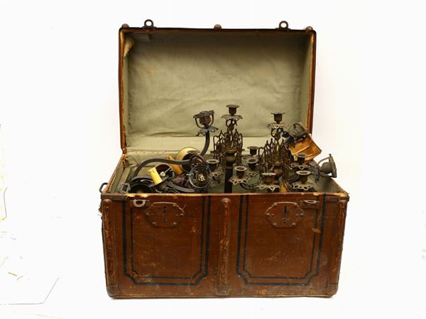 A vintage trunk  - Auction Furniture and Paintings from Palazzo al Bosco and from other private property - Maison Bibelot - Casa d'Aste Firenze - Milano