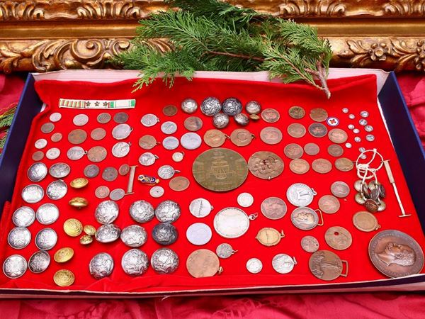 Miscellanea di antichi bottoni, medaglie e monete