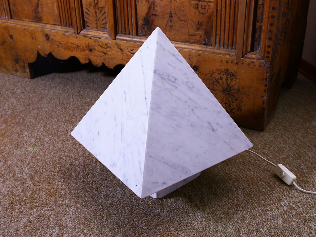 Lume da Tavolo Realizzato Come una Piramide in Marmo Bianco