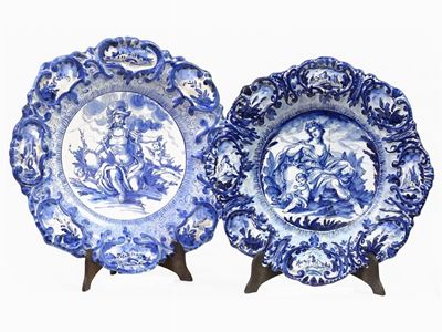 Coppia di Piatti da Parata in Maiolica, Mga