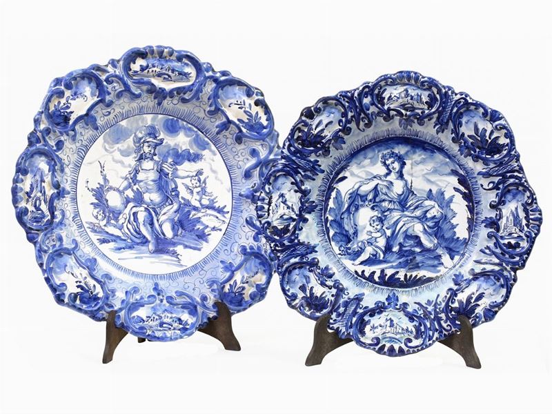 Coppia di Piatti da Parata in Maiolica, Mga