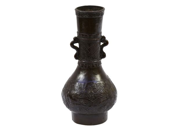 Antico vaso tibetano in bronzo