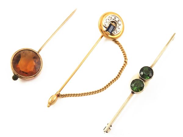Three yellow gold brooches with diamonds, sapphires and semiprecious stones