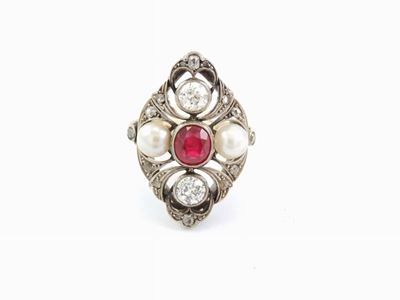 Anello in Oro Bianco con Diamanti, Rubino e Perle