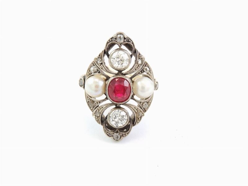 Anello in Oro Bianco con Diamanti, Rubino e Perle
