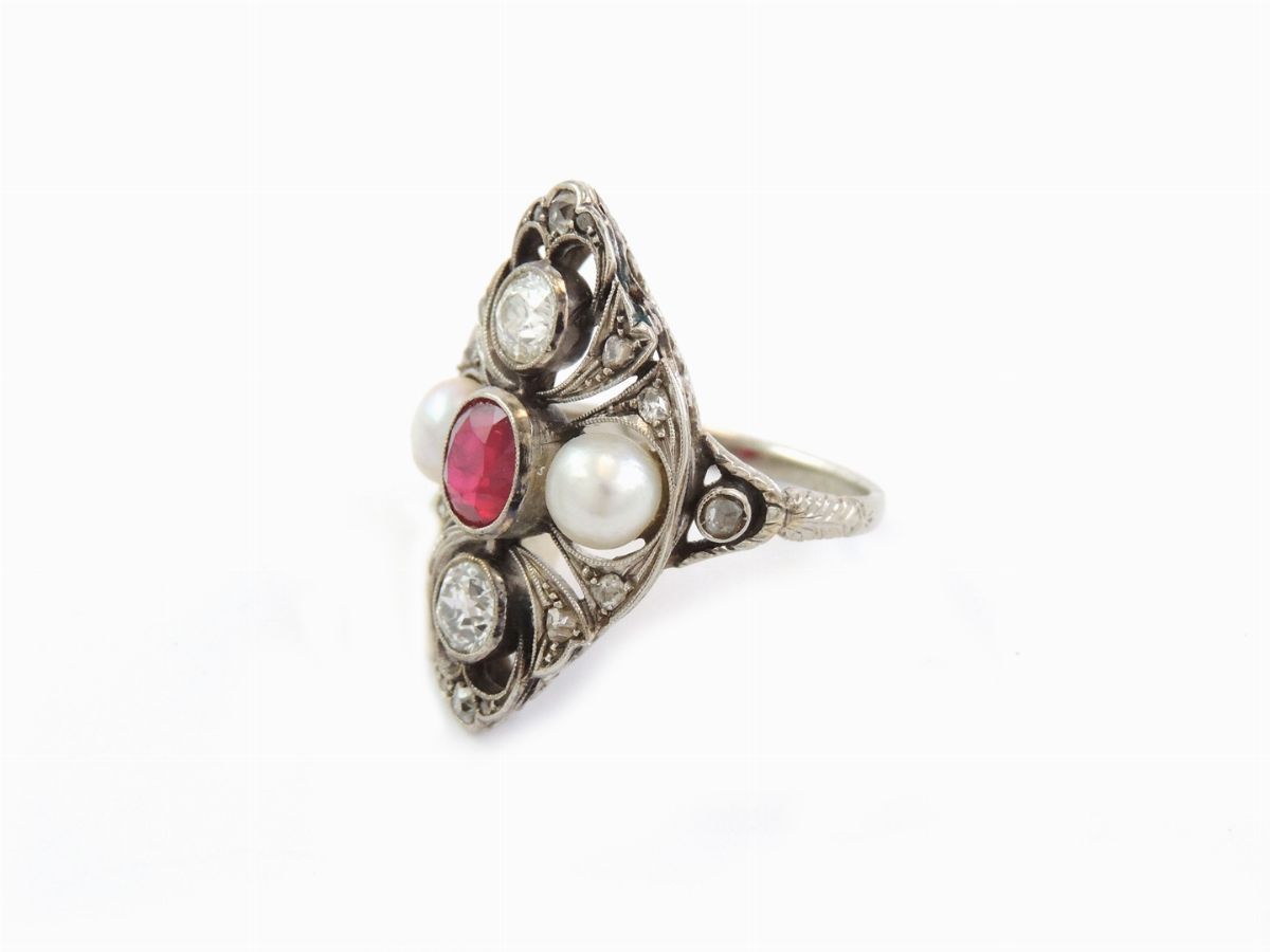 Anello in Oro Bianco con Diamanti, Rubino e Perle