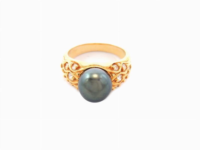 Anello in Oro Giallo con Diamanti e Perla Nera