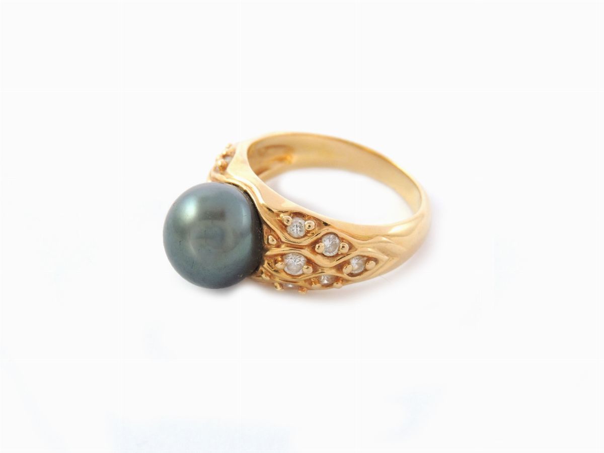 Anello in Oro Giallo con Diamanti e Perla Nera