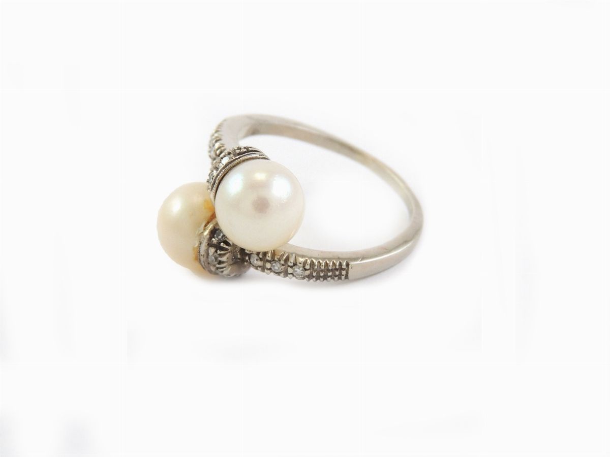 Anello Contrarié in Oro Bianco con Diamanti e Perle