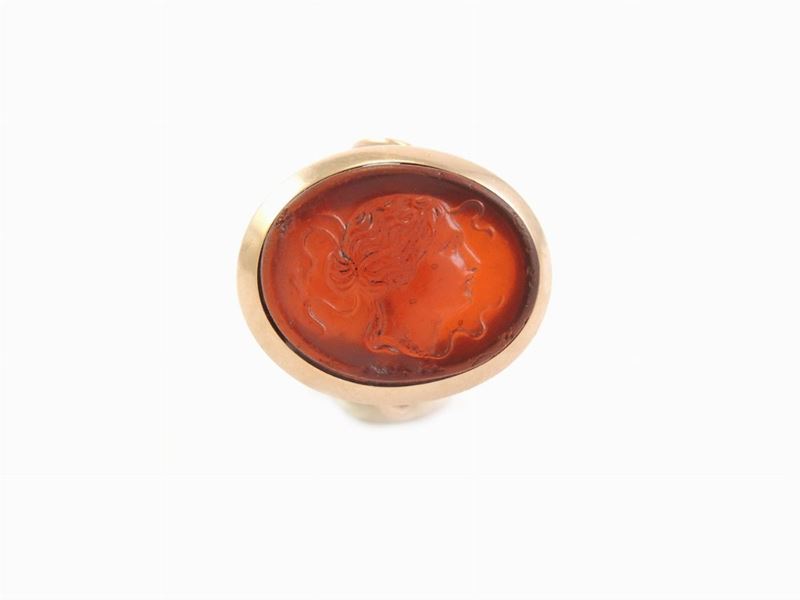 Anello in Oro Giallo con Cammeo in Pasta Vitrea