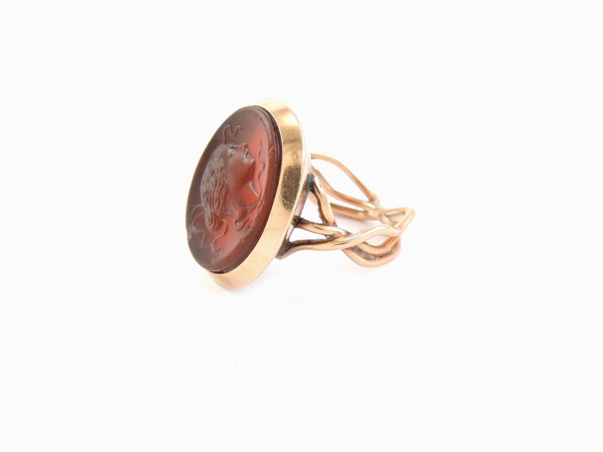 Anello in Oro Giallo con Cammeo in Pasta Vitrea